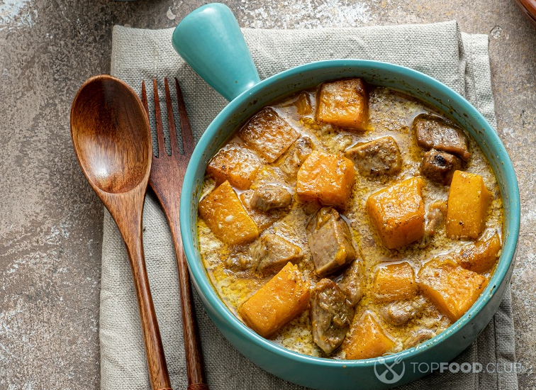 Пряная тушёная курица с тыквой