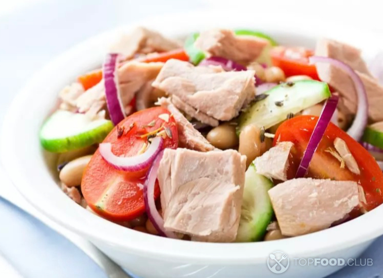 Овощной салат с тунцом и фасолью