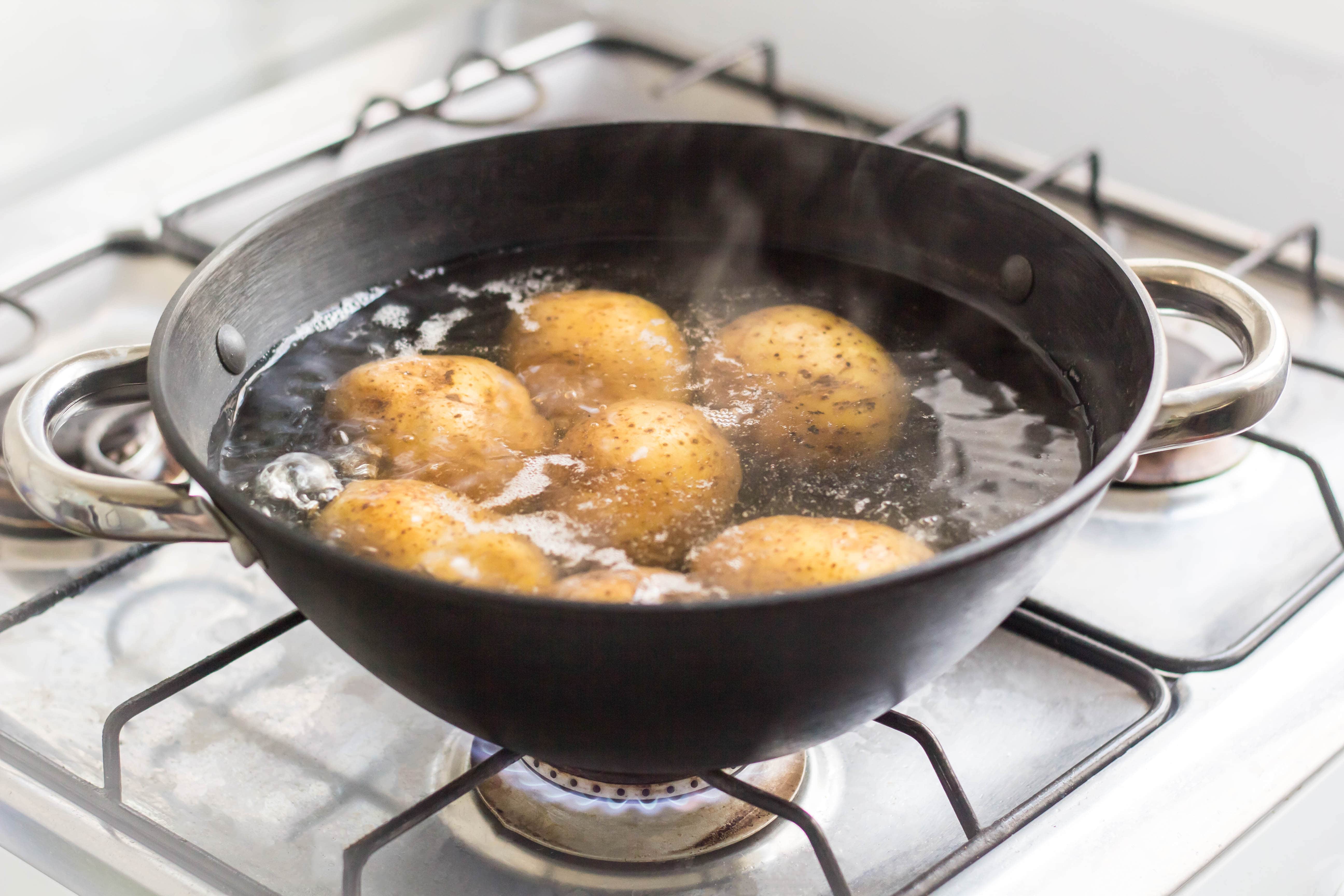 Варить картошку в кипящей воде. Картошка кипит в кастрюле. Кипящий картофель. Выкипела картошка. Варка картофеля.